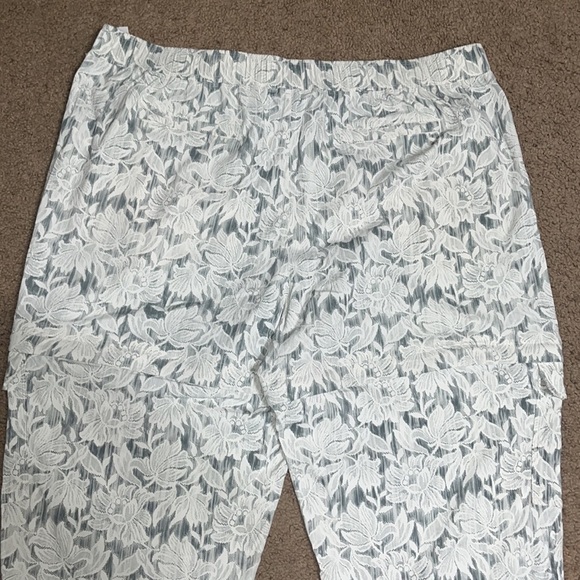 Athleta Trekkie Convertible Hike Pant Ethereal Bloom Magnolia White 22 - Picture 11 of 13